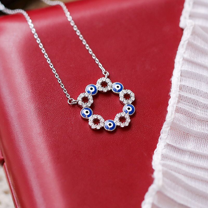 Schöne Halskette mit einzigartigem Stil