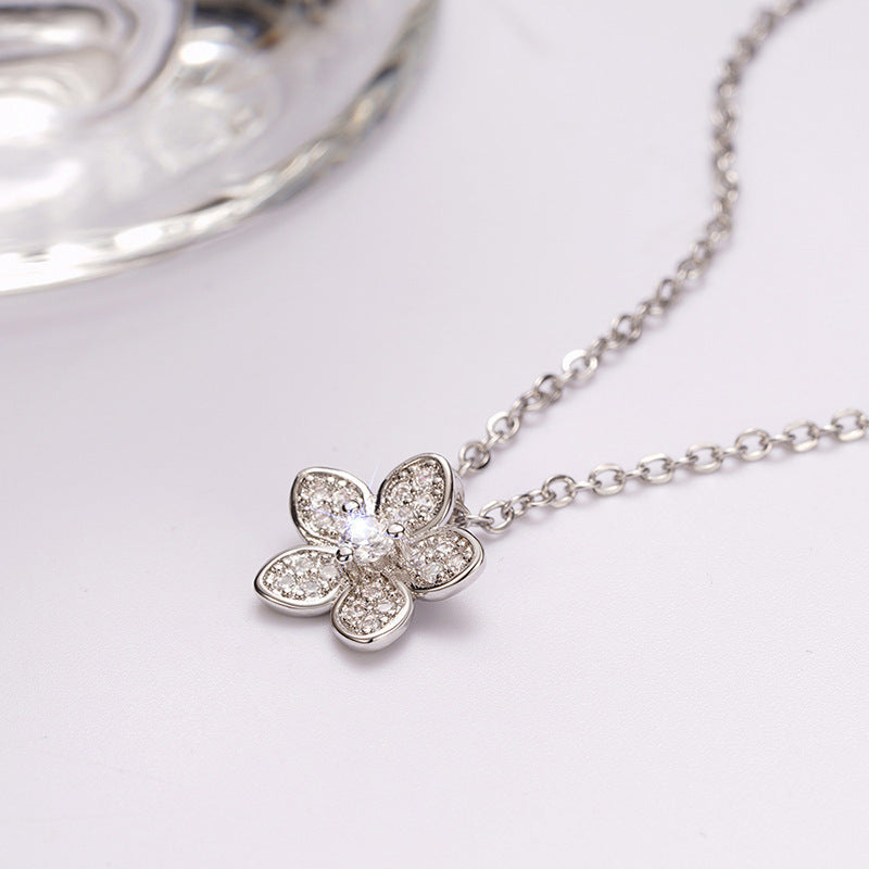 Schöne Halskette mit einzigartigem Stil