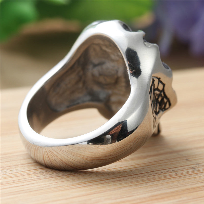 Zarte handwerkliche Ring