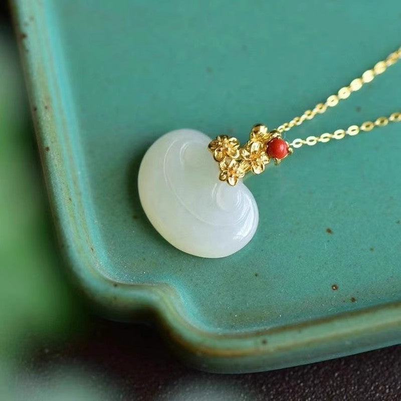 Schöne Gold Halskette mit einzigartigem Stil