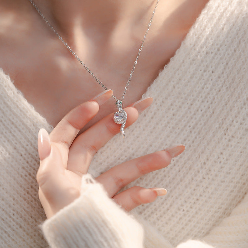 Zarte handwerkliche Halskette