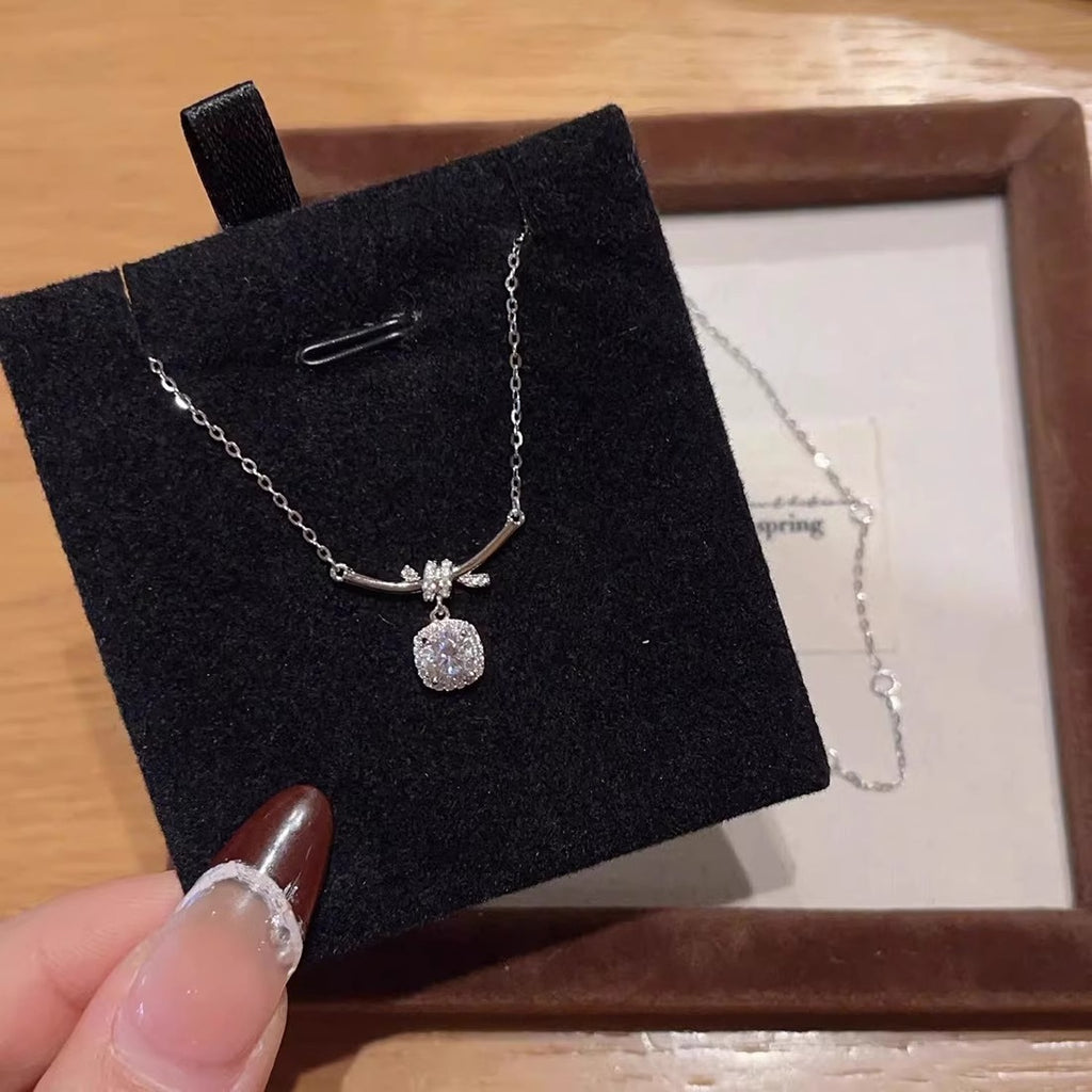 Schöne Halskette mit einzigartigem Stil