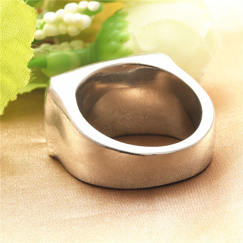 Zarte handwerkliche Ring