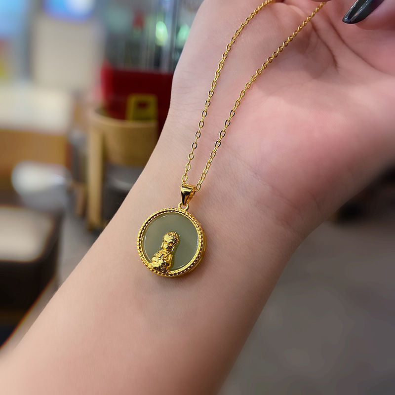 Schöne Gold Halskette mit einzigartigem Stil