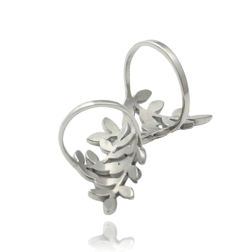 Zarte handwerkliche Ring