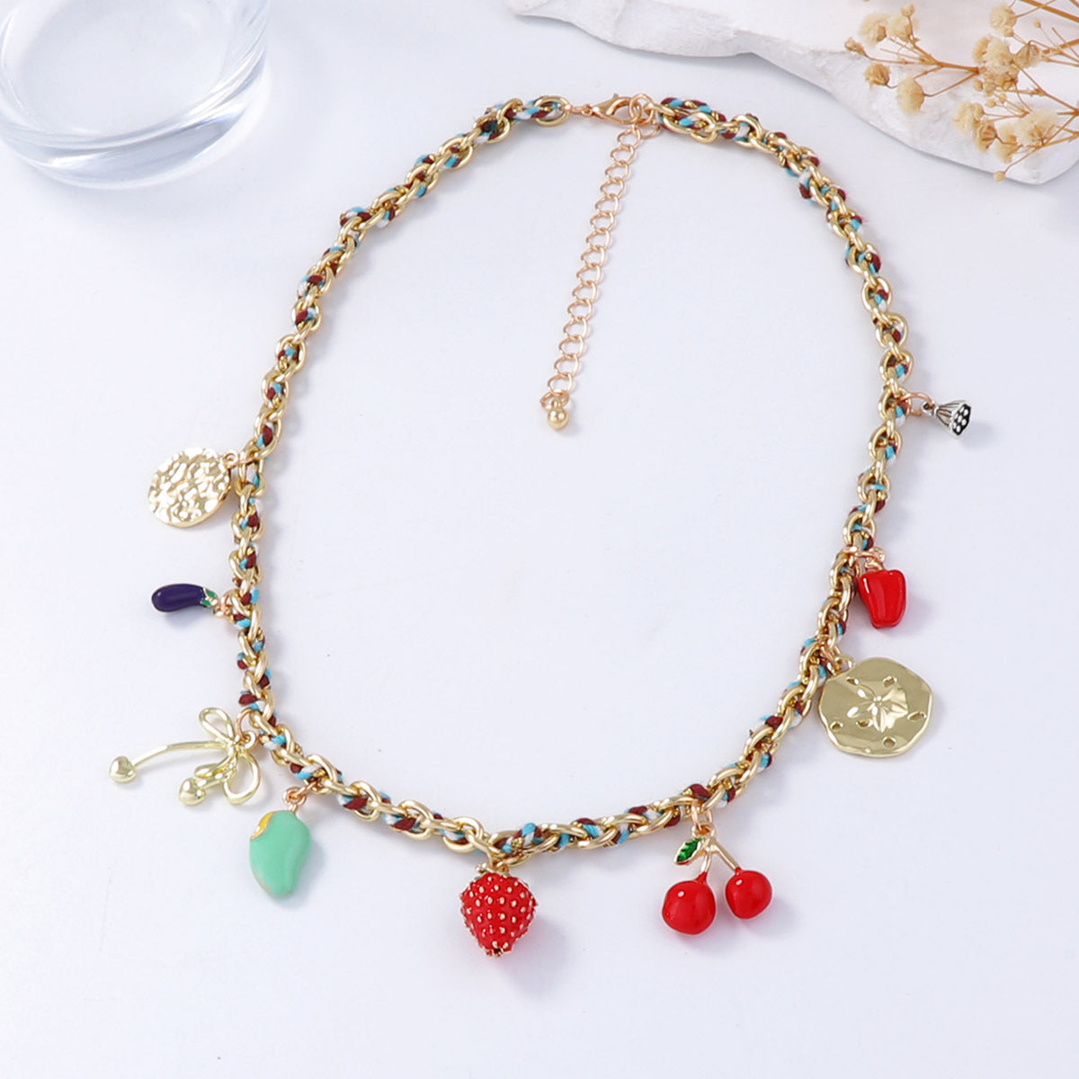 Schöne Halskette mit einzigartigem Stil