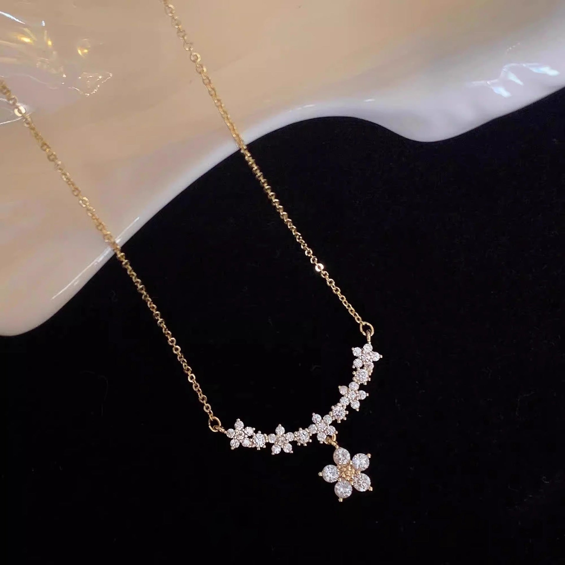 Zarte handwerkliche Halskette