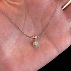 Schöne Halskette mit einzigartigem Stil