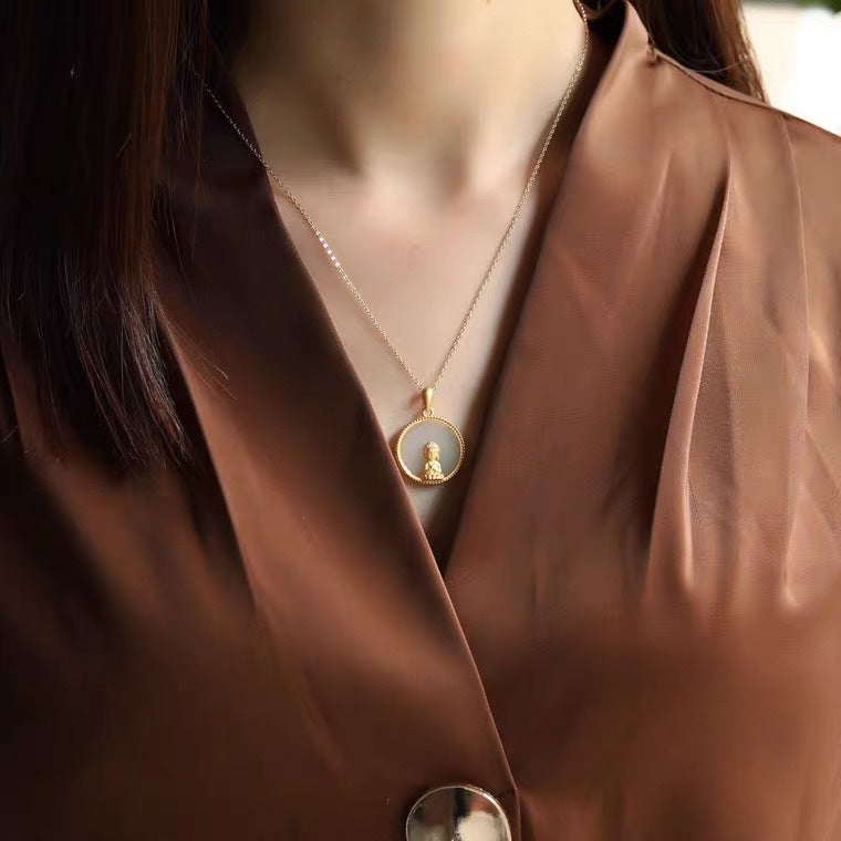 Schöne Gold Halskette mit einzigartigem Stil