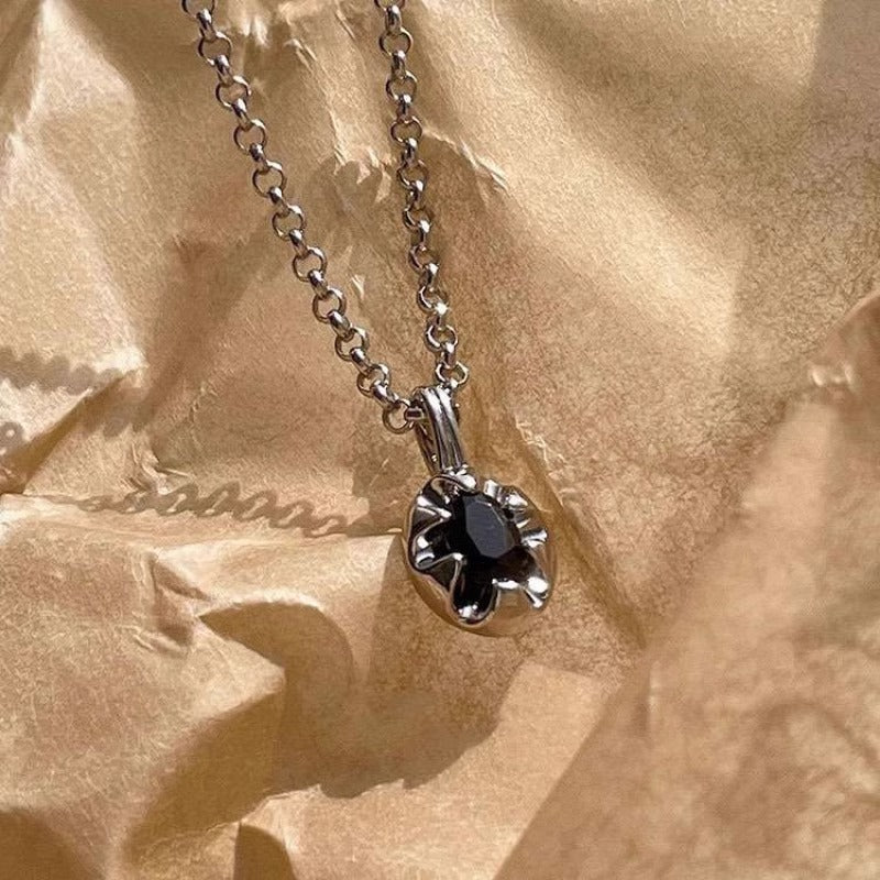 Zarte handwerkliche Halskette