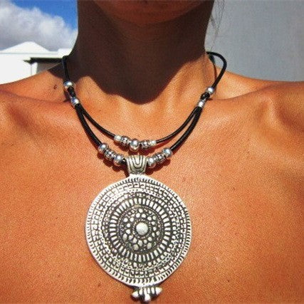 Zarte handwerkliche Halskette