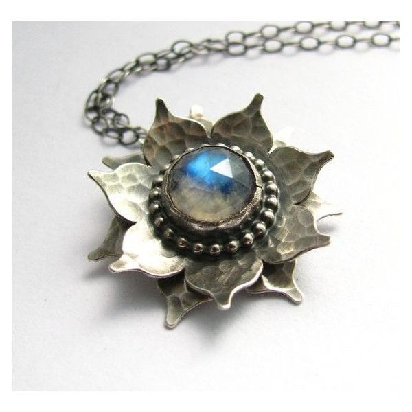 Schöne Halskette mit einzigartigem Stil