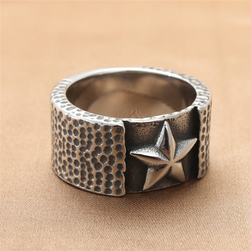 Zarte handwerkliche Ring