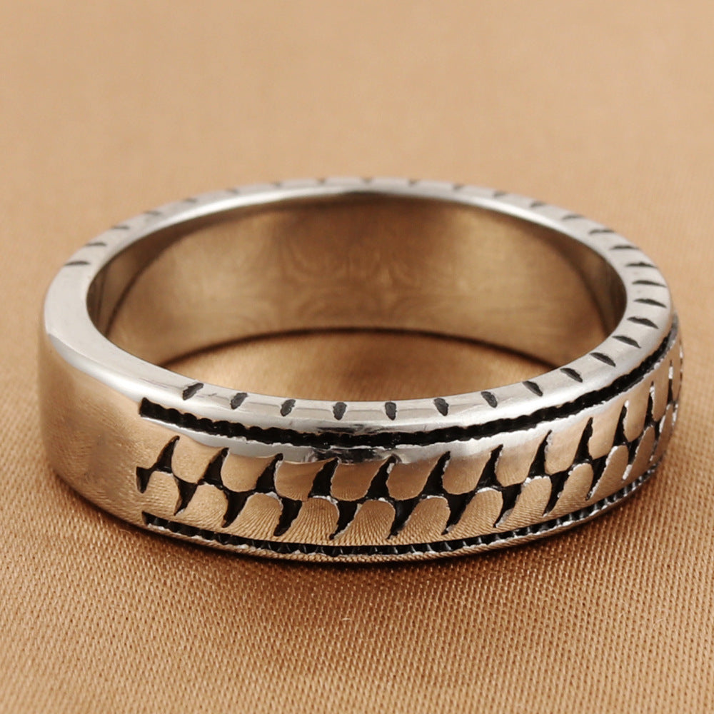 Zarte handwerkliche Ring