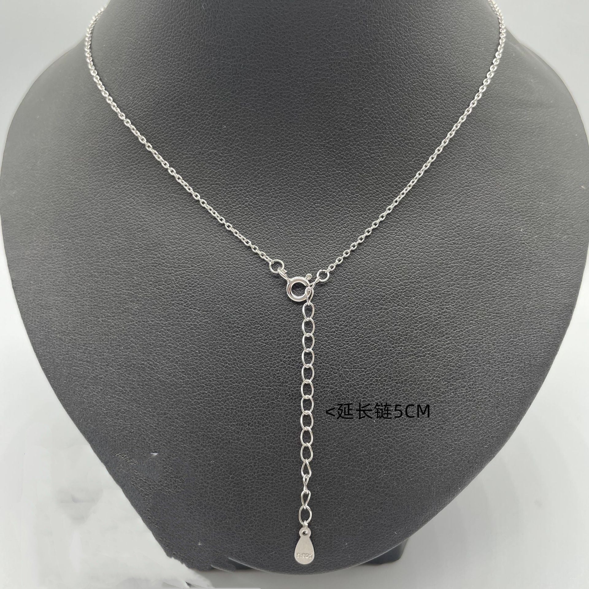 Schöne Halskette mit einzigartigem Stil