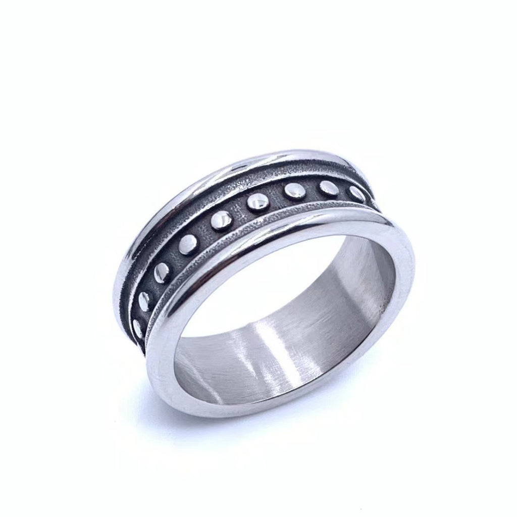 Zarte handwerkliche Ring