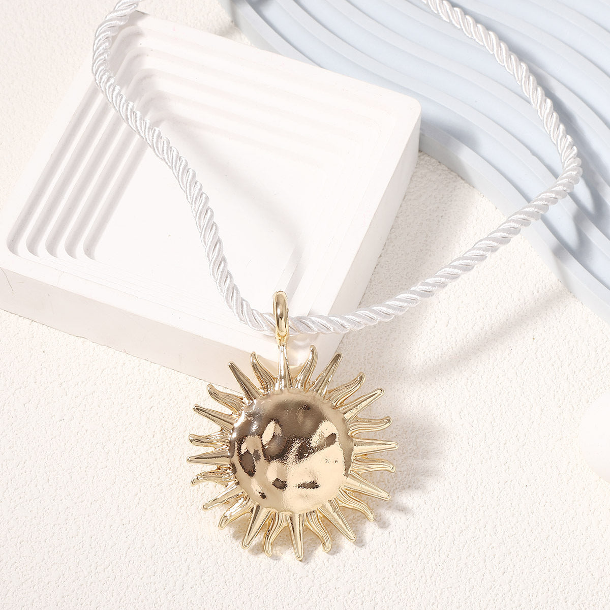 Zarte handwerkliche Halskette