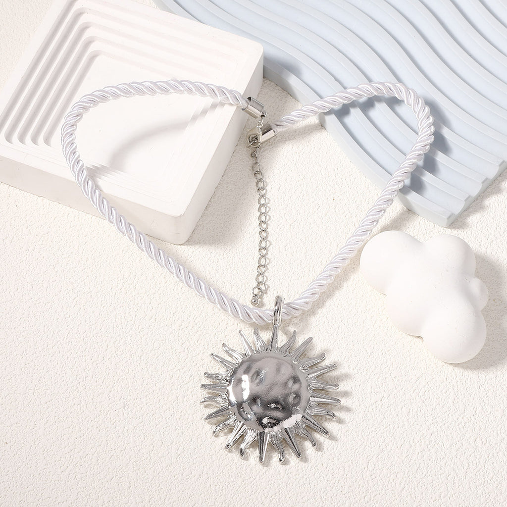 Zarte handwerkliche Halskette