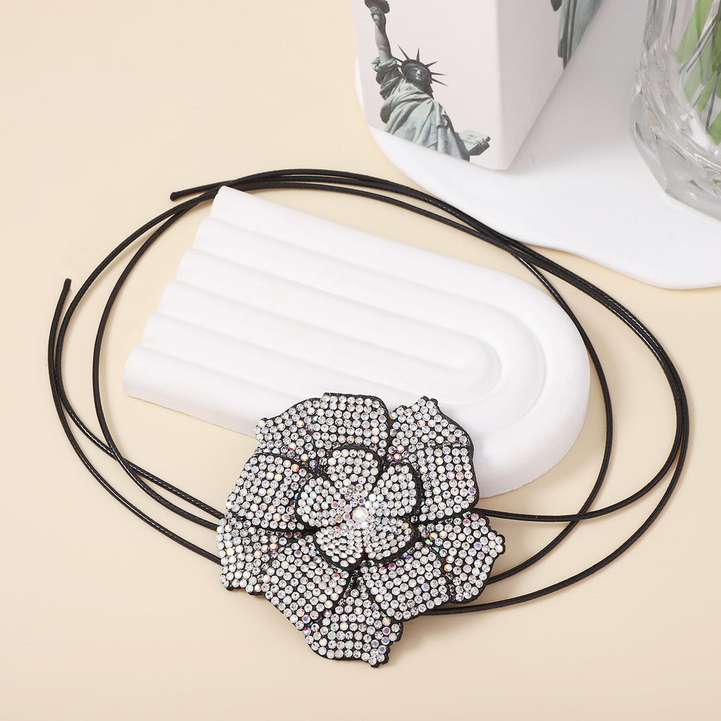 Zarte handwerkliche Halskette