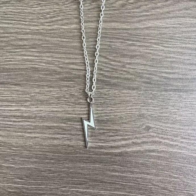 Zarte handwerkliche Halskette