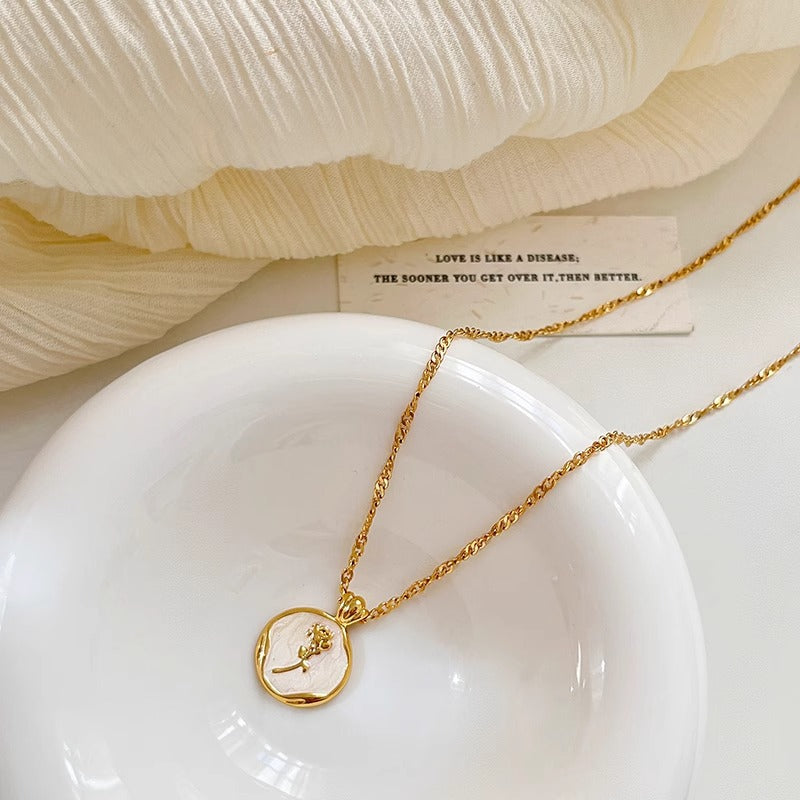 Schöne Gold Halskette mit einzigartigem Stil