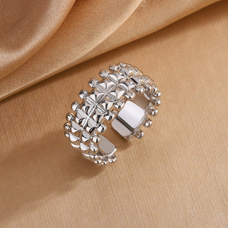 Zarte handwerkliche Ring