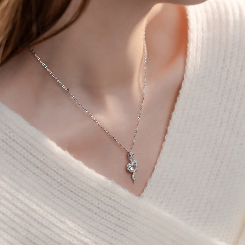 Zarte handwerkliche Halskette