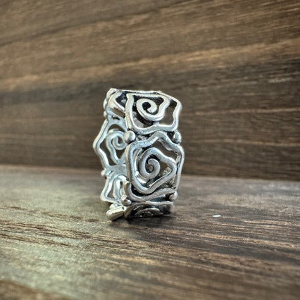 Zarte handwerkliche Ring