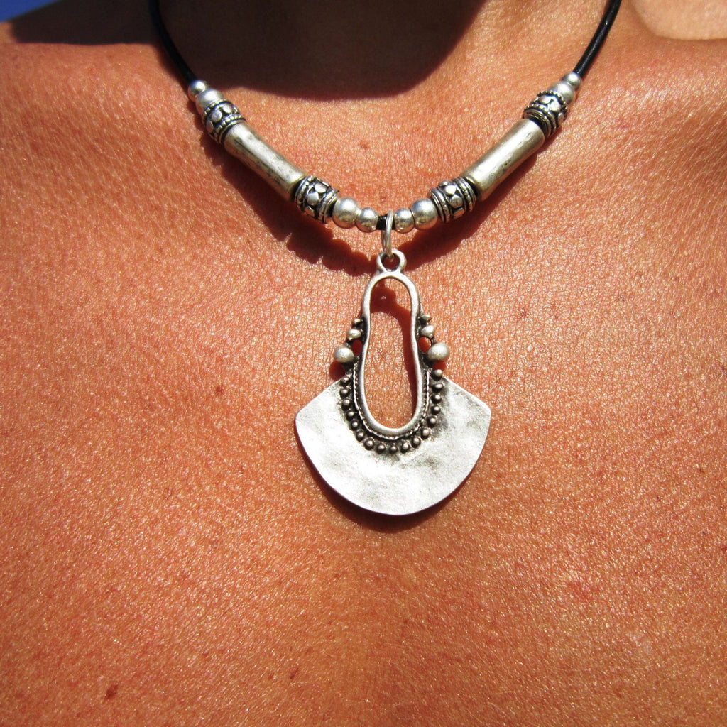 Schöne Halskette mit einzigartigem Stil