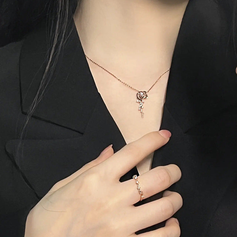 Schöne Halskette mit einzigartigem Stil