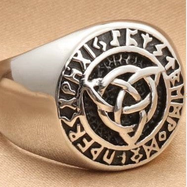 Zarte handwerkliche Ring