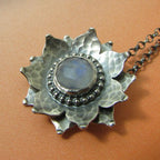 Schöne Halskette mit einzigartigem Stil