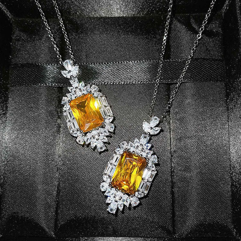 Schöne Halskette mit einzigartigem Stil