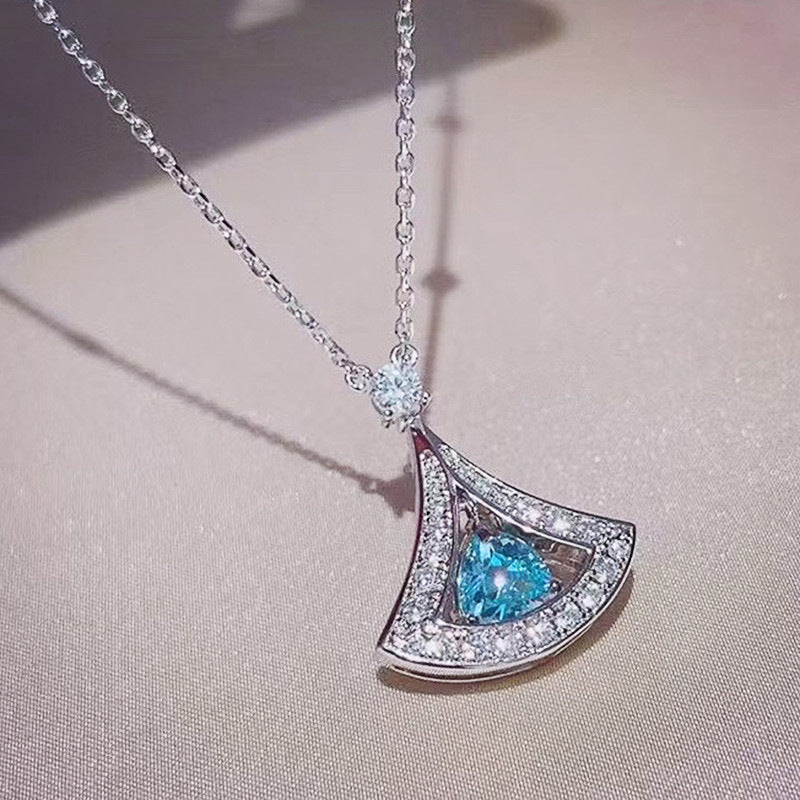 Zarte handwerkliche Halskette