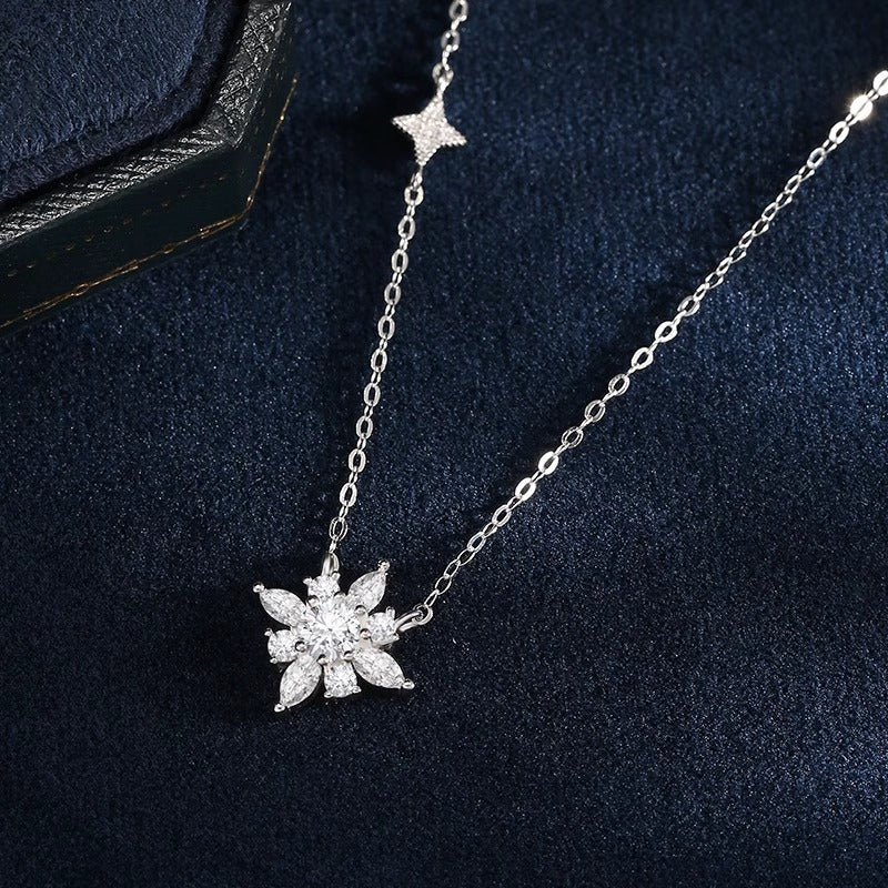 Zarte handwerkliche Halskette