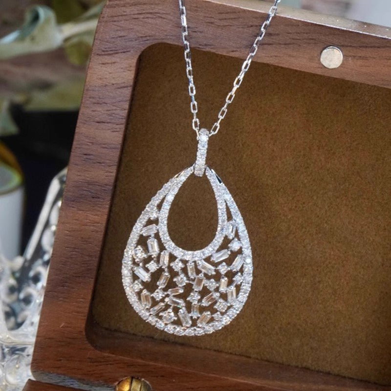 Schöne Halskette mit einzigartigem Stil