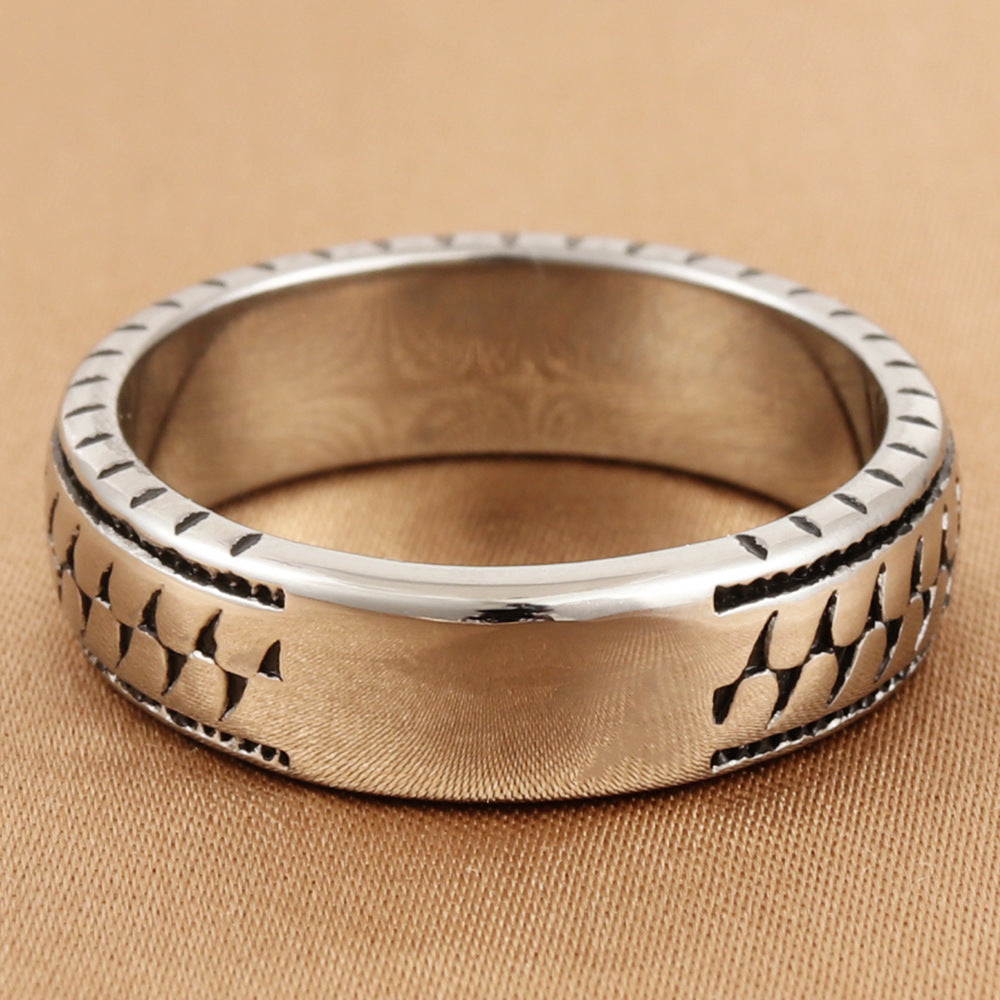Zarte handwerkliche Ring