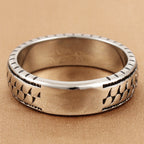 Zarte handwerkliche Ring