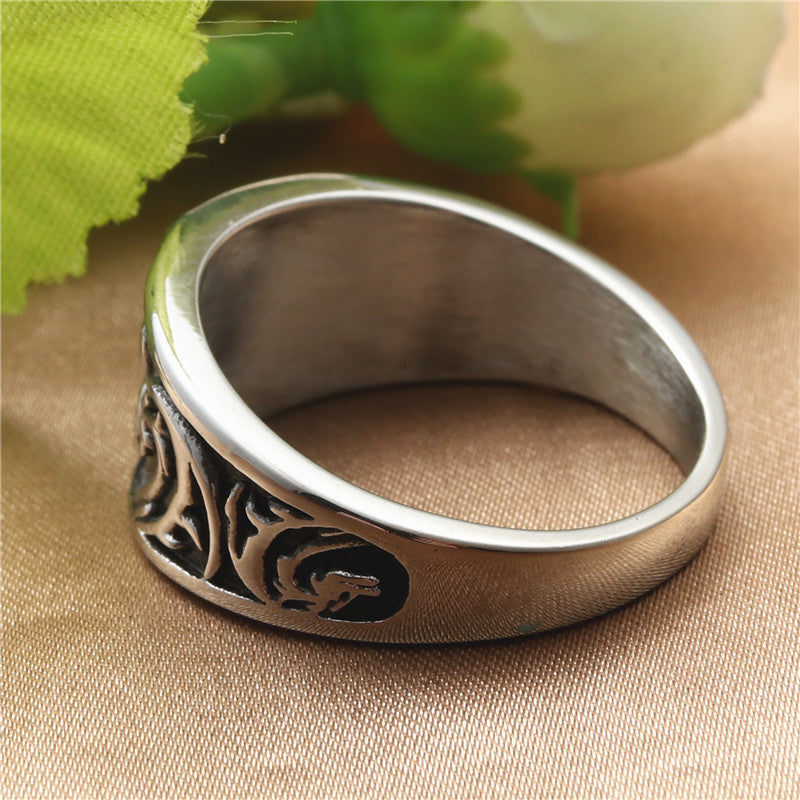 Zarte handwerkliche Ring