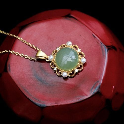 Schöne Gold Halskette mit einzigartigem Stil