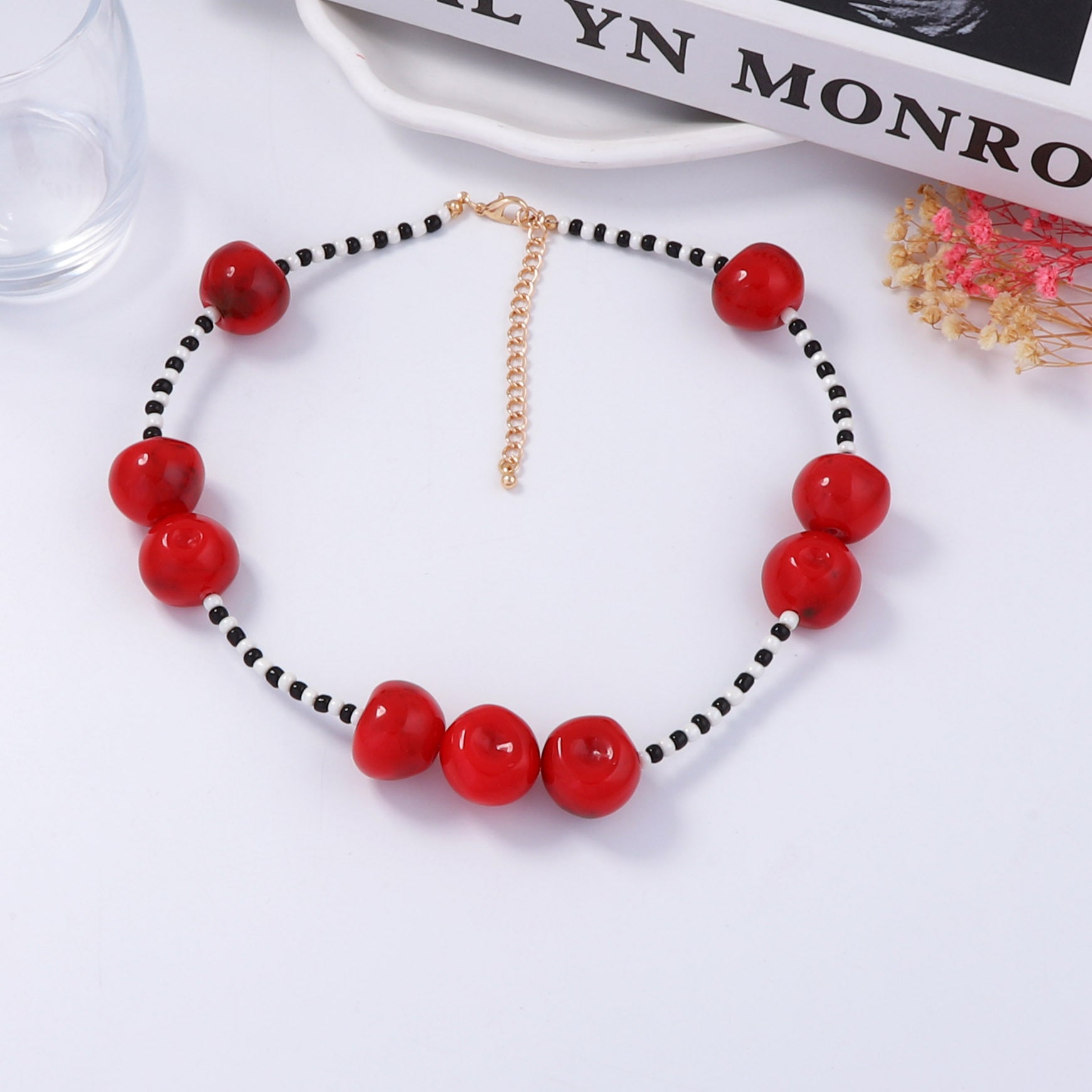 Schöne Halskette mit einzigartigem Stil