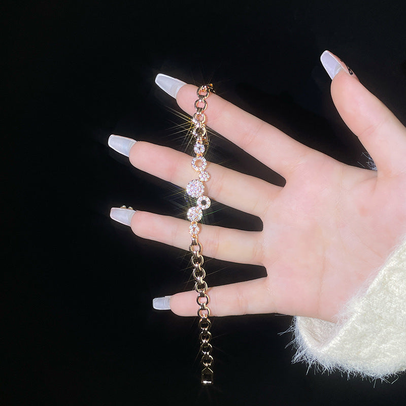 Schöne Armband mit einzigartigem Stil