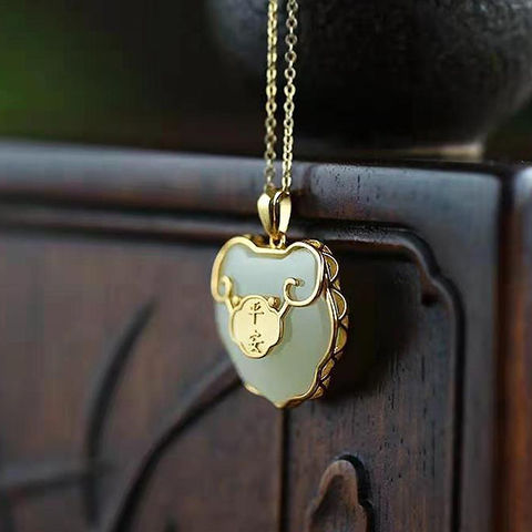 Schöne Gold Halskette mit einzigartigem Stil