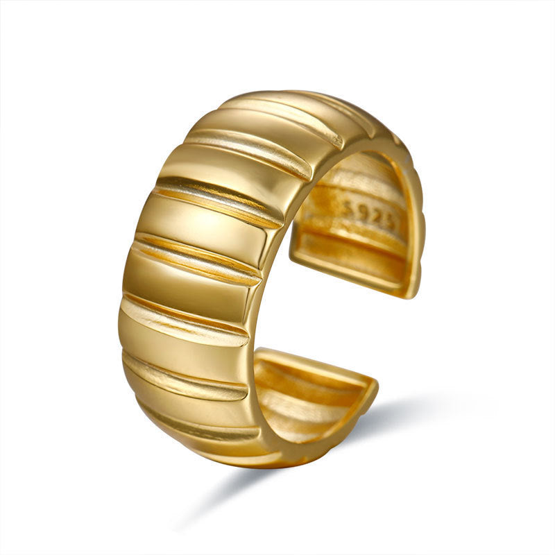 Zarte handwerkliche Ring