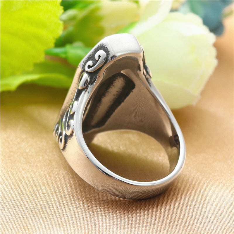 Zarte handwerkliche Ring