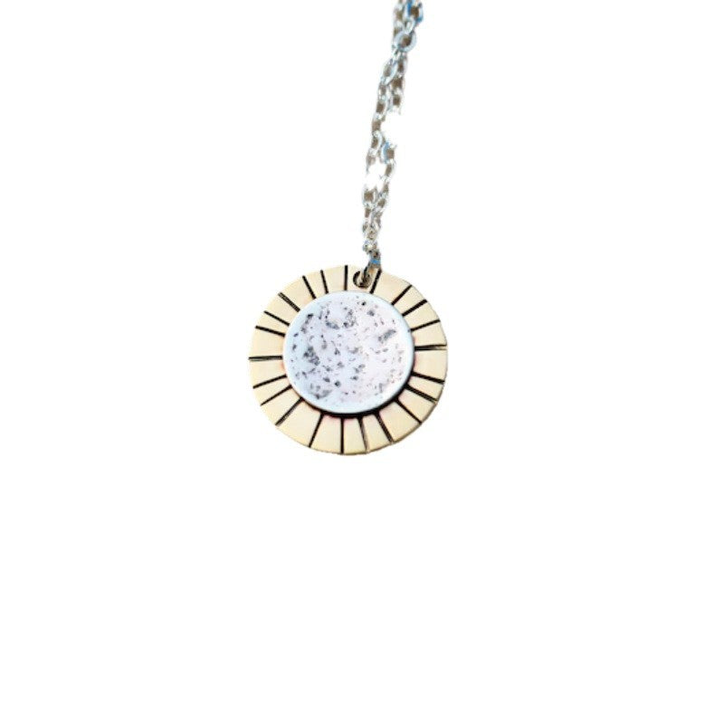 Zarte handwerkliche Halskette