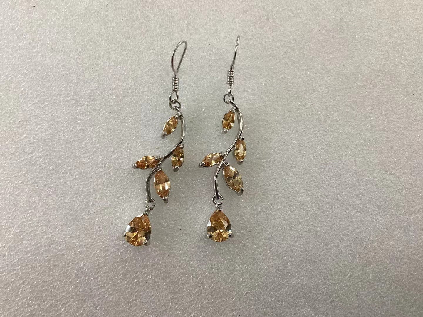 Zarte handwerkliche Ohrring