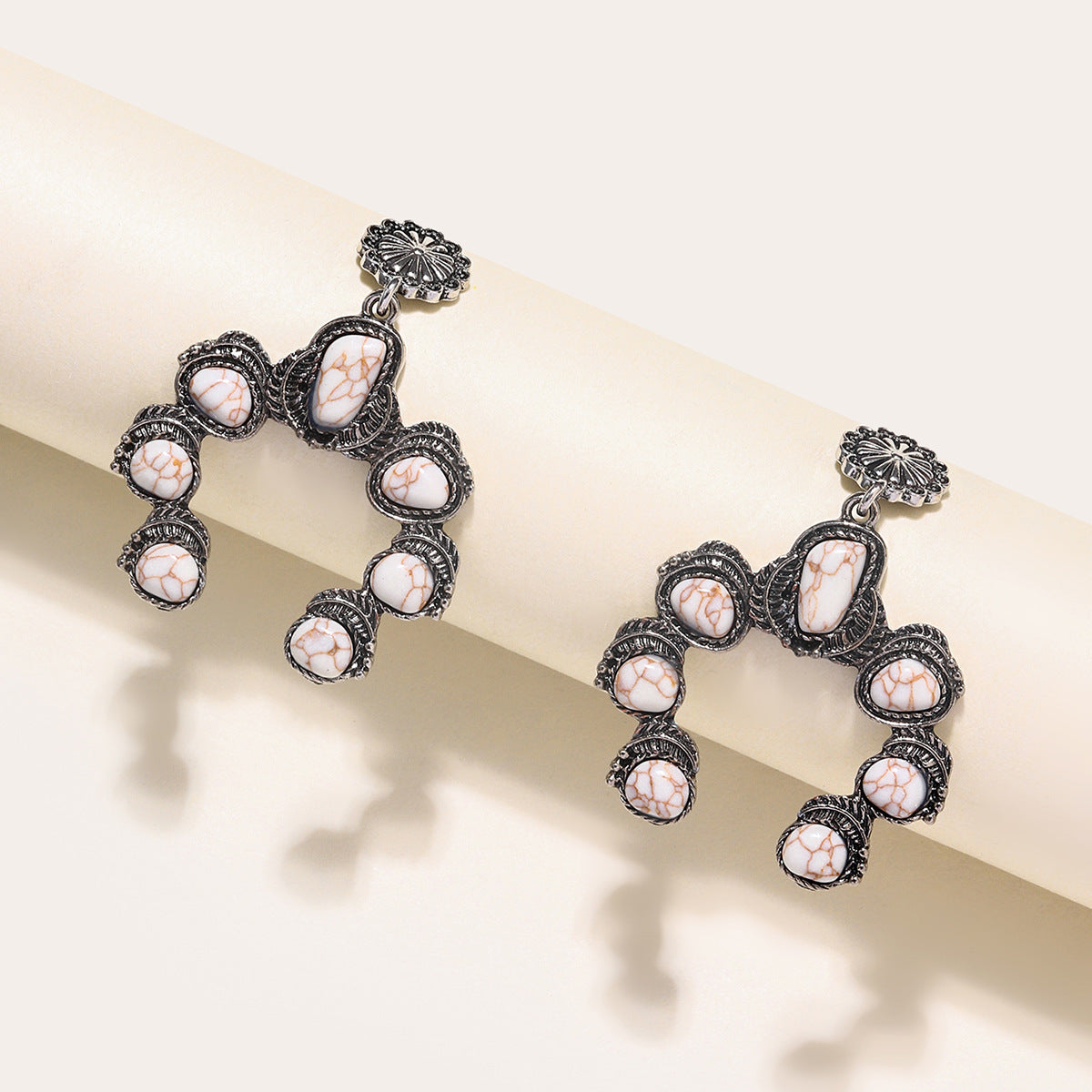 Zarte handwerkliche Ohrring