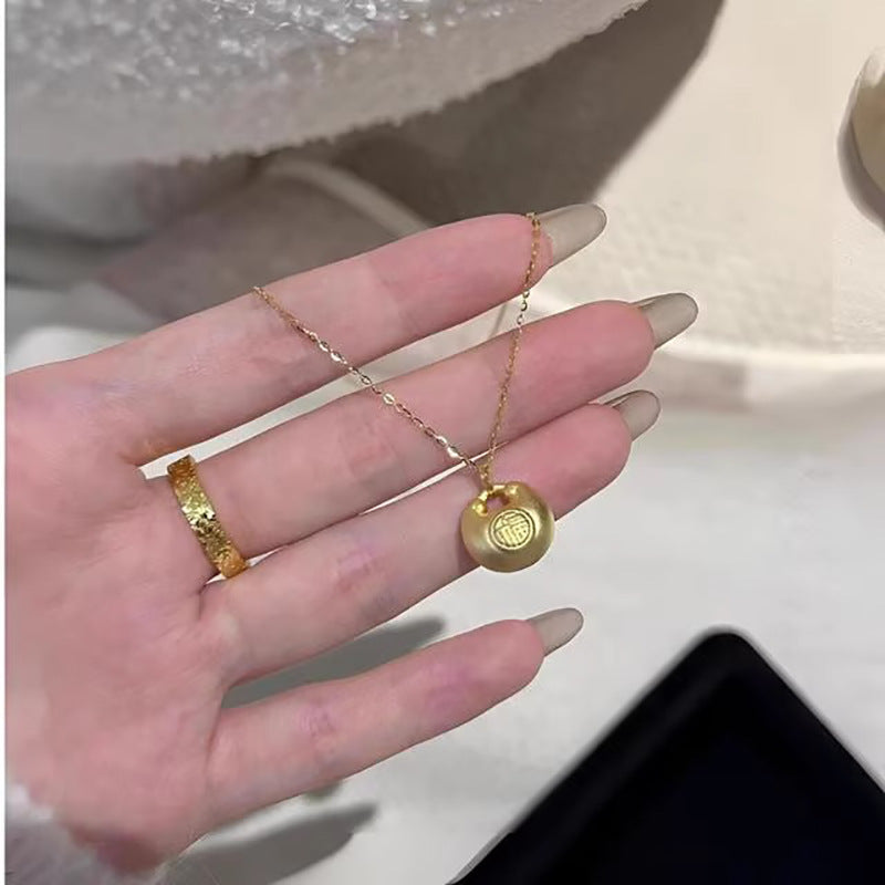 Schöne Gold Halskette mit einzigartigem Stil