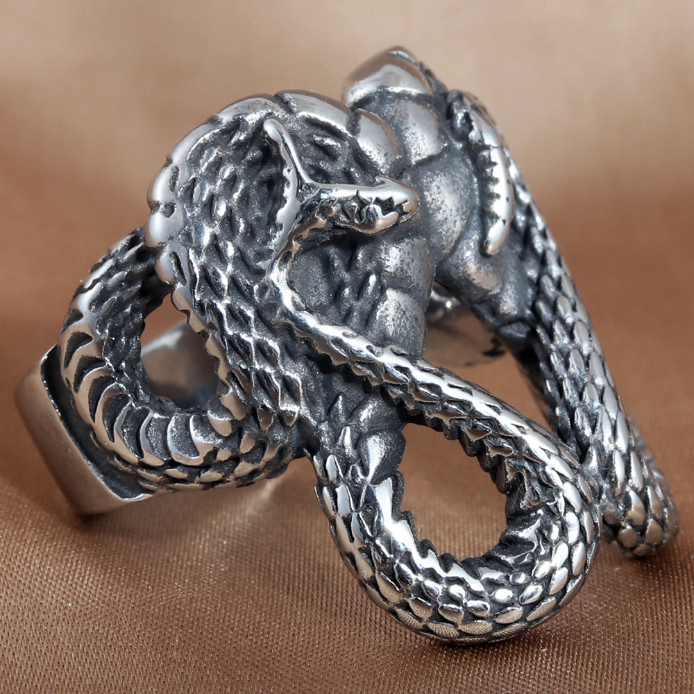 Zarte handwerkliche Ring